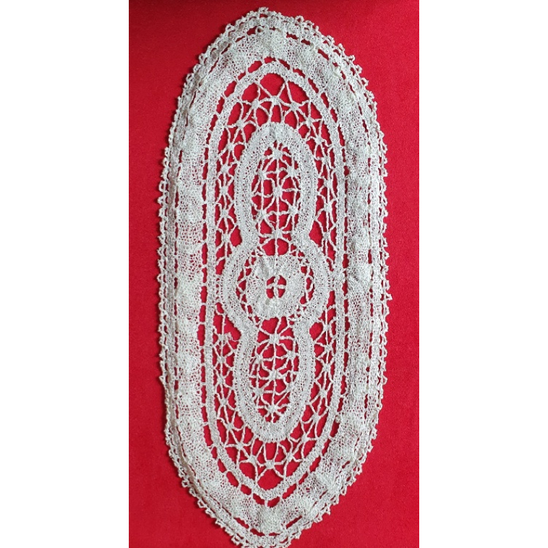 Ovaal kanten kleedje, handgemaakt